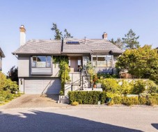 4772 Meadfeild Court  West Vancouver, BC V7W 2Y3