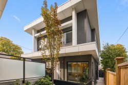 2-2509 Kitchener Street  Vancouver, BC V5K 3C7
