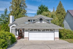 5818 Trail Avenue Sechelt, BC V7Z 0L9