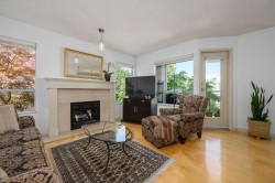 212-910 8th Avenue WVancouver, BC V5Z 1E5