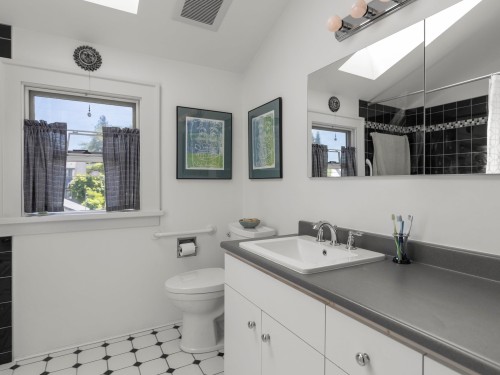 4234 9Th Avenue W, Vancouver, BC 
