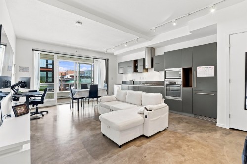 209-133 8th Avenue E Vancouver, BC V5T 1R8