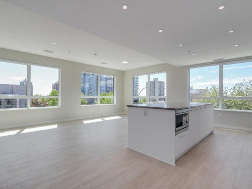 304-110 17th Street E, North Vancouver, BC V7L 0K4 2