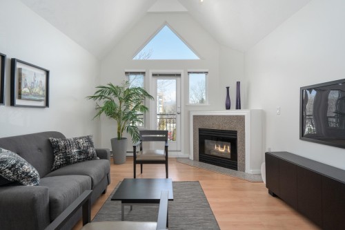 301-1928 11th Avenue E Vancouver, BC V5N 1Z2