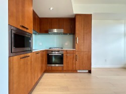 1102-1565 West 6th Avenue Vancouver, BC V6J 1R1