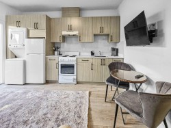 65xx Kitchener Street Burnaby, BC V5B 2J7