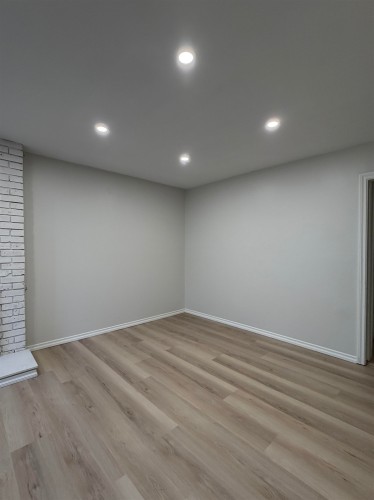 6925 Aubrey , Burnaby, BC V5B 2E4 5