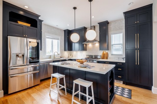 457 11Th Street E, North Vancouver, BC 