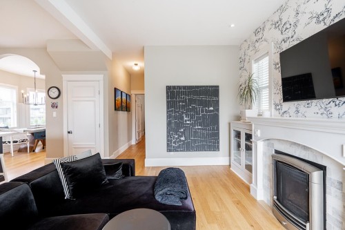 457 11Th Street E, North Vancouver, BC 