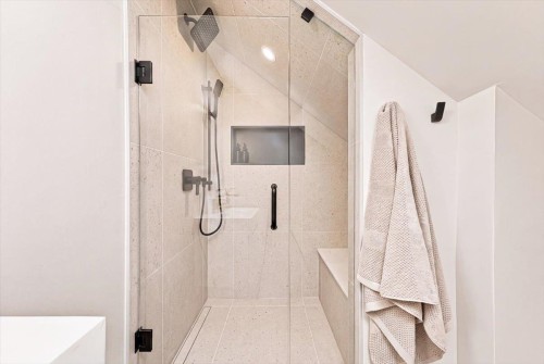 457 11Th Street E, North Vancouver, BC 