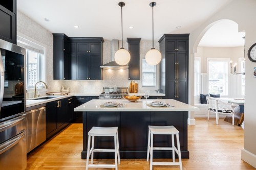 457 11Th Street E, North Vancouver, BC 