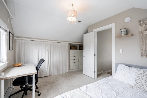 457 11Th Street E, North Vancouver, BC 