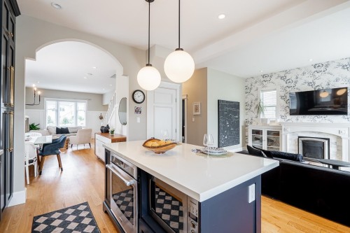 457 11Th Street E, North Vancouver, BC 