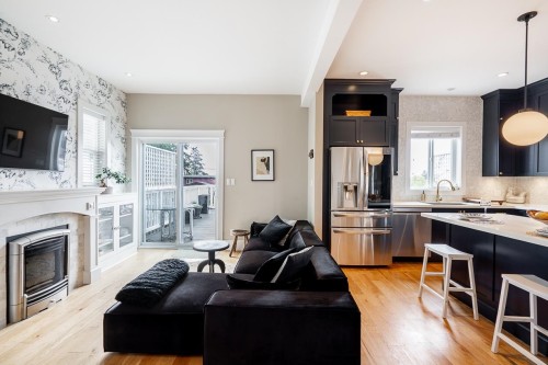 457 11Th Street E, North Vancouver, BC 