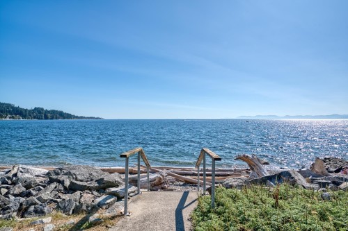 202-5470 Inlet Avenue  Sechelt, BC V7Z 0H4