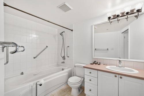 202-5470 Inlet Avenue, Sechelt, BC 