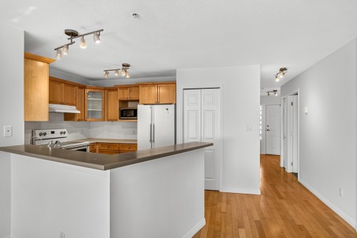 202-5470 Inlet Avenue, Sechelt, BC 
