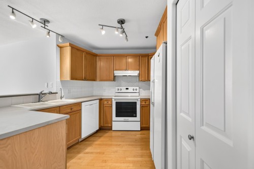 202-5470 Inlet Avenue, Sechelt, BC 