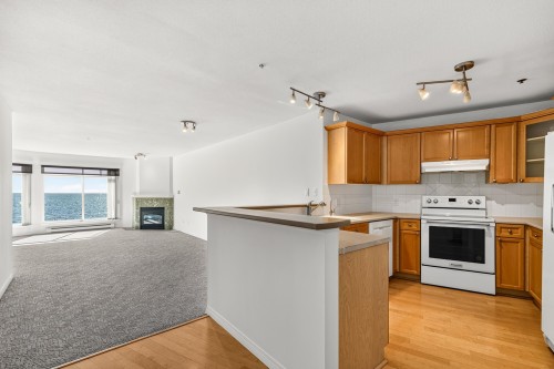 202-5470 Inlet Avenue, Sechelt, BC 