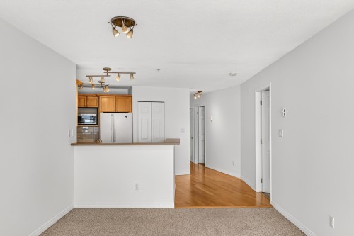 202-5470 Inlet Avenue, Sechelt, BC 