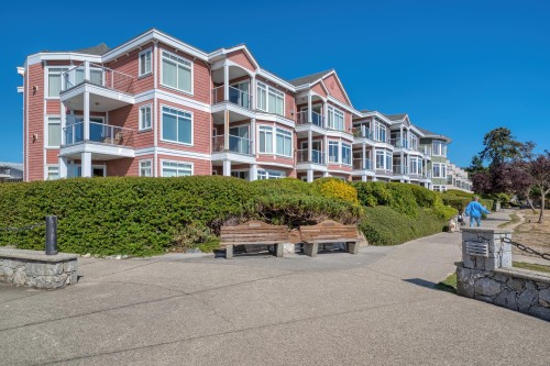 202-5470 Inlet Avenue, Sechelt, BC 