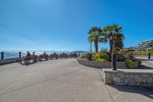 202-5470 Inlet Avenue, Sechelt, BC 