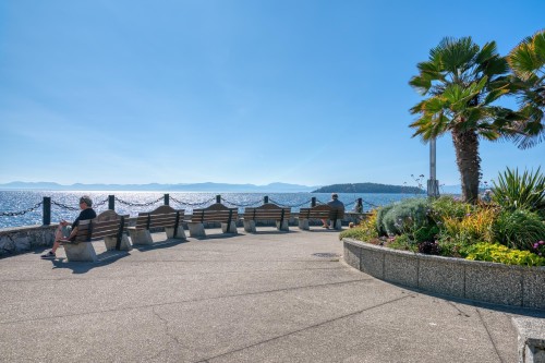 202-5470 Inlet Avenue, Sechelt, BC 