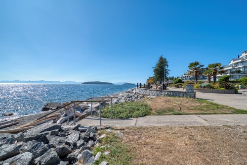 202-5470 Inlet Avenue, Sechelt, BC 