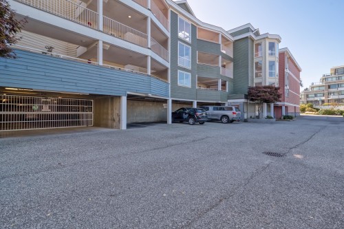 202-5470 Inlet Avenue, Sechelt, BC 