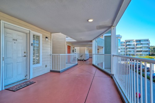 202-5470 Inlet Avenue, Sechelt, BC 