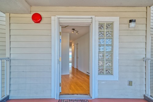 202-5470 Inlet Avenue, Sechelt, BC 