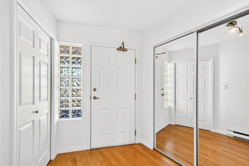 202-5470 Inlet Avenue, Sechelt, BC 