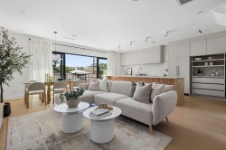 3-2124 8 Avenue E Vancouver, BC V5N 1V5