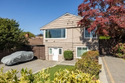 424 Queens Road WNorth Vancouver, BC V7N 2K7