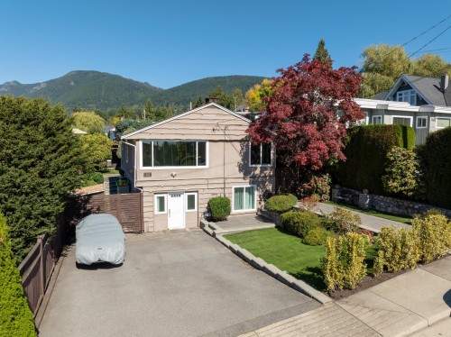 424 Queens Road W, North Vancouver, BC 
