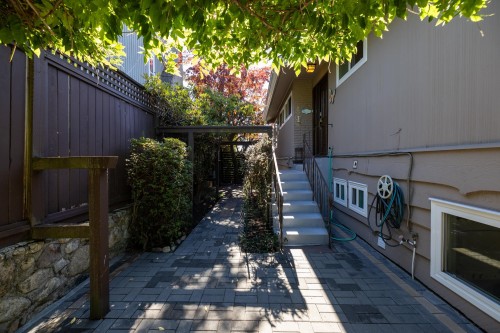 424 Queens Road W, North Vancouver, BC 