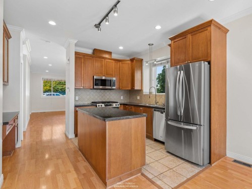 247 19Th Street E, North Vancouver, BC 