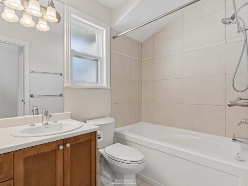 247 19Th Street E, North Vancouver, BC 
