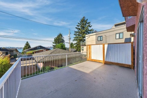 423-425 2Nd Street E, North Vancouver, BC 