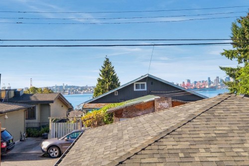 423-425 2Nd Street E, North Vancouver, BC 