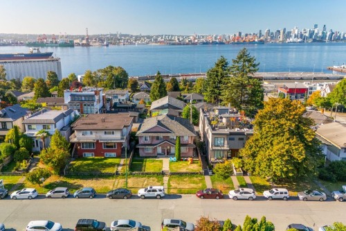 423-425 2Nd Street E, North Vancouver, BC 