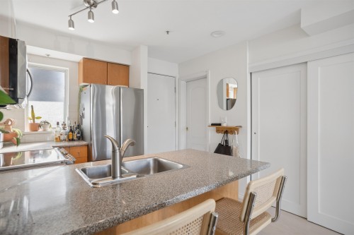 203-2190 5Th Avenue W, Vancouver, BC 