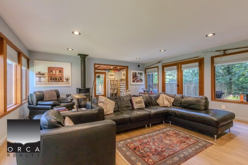 496 Melmore Road , Bowen Island, BC V0N 1G0 2