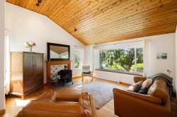 1529 Whitesails Drive Bowen Island, BC V0N 1G2