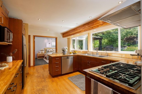 1529 Whitesails Drive, Bowen Island, BC 