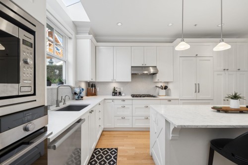 2015 Esquimalt Avenue, West Vancouver, BC 