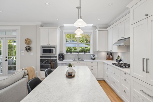 2015 Esquimalt Avenue, West Vancouver, BC 