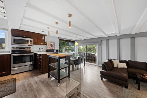201-341 Mahon Avenue, North Vancouver, BC 