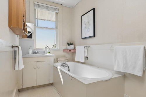 443 7Th Street E, North Vancouver, BC 
