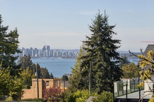 443 7Th Street E, North Vancouver, BC 
